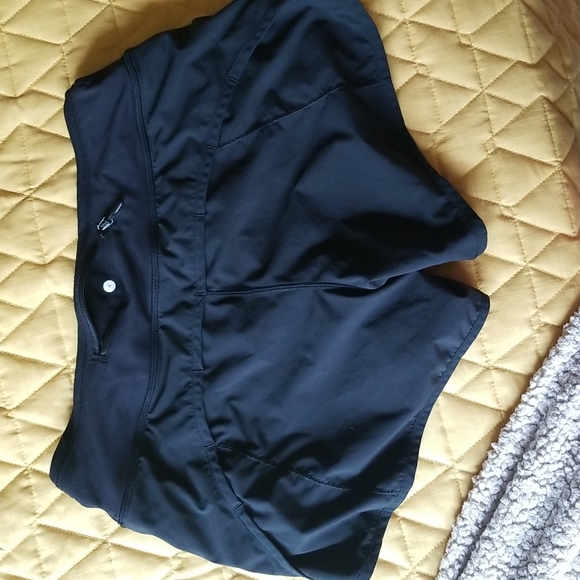 🖤 size 4 Lululemon run shorts - Picture 3 of 3